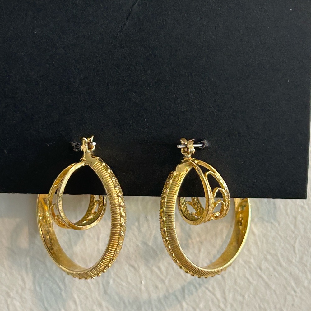 ❤️4/$20 Gold Toned Hoop Earrings